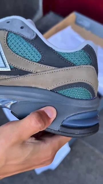 Стильная ретро модель New Balance ABZORB 2010 смотреть онлайн