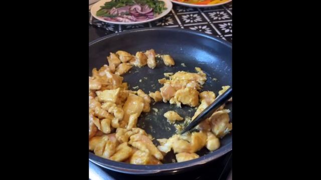 Жареная лапша с курицей. Кулинарное Вдохновение