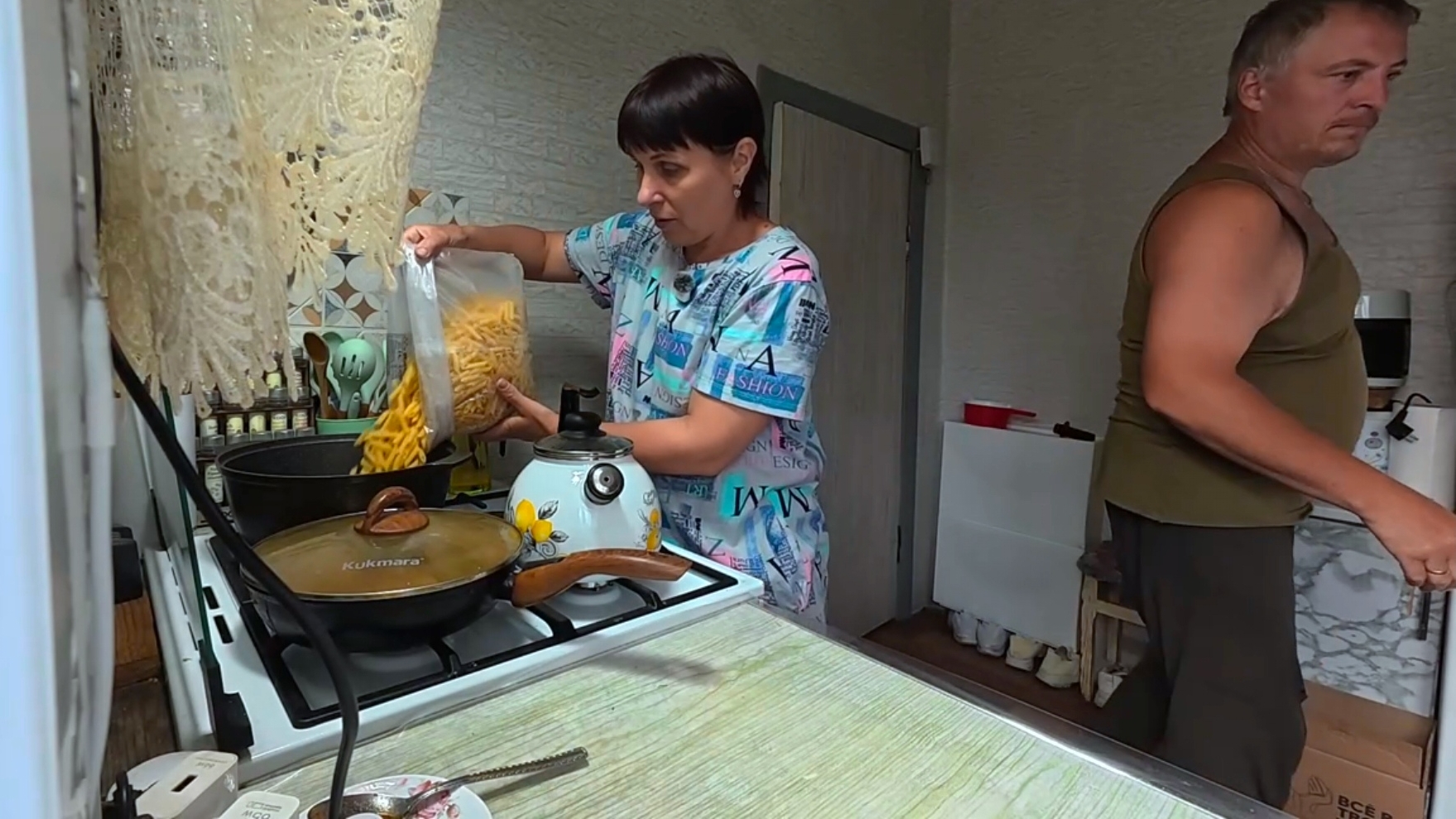 Домик у Церкви Сельская жизнь. Легла называется отдохнуть! смотреть онлайн