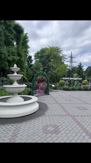 Озеленение парка миниатюр в Бахчисарае. смотреть онлайн