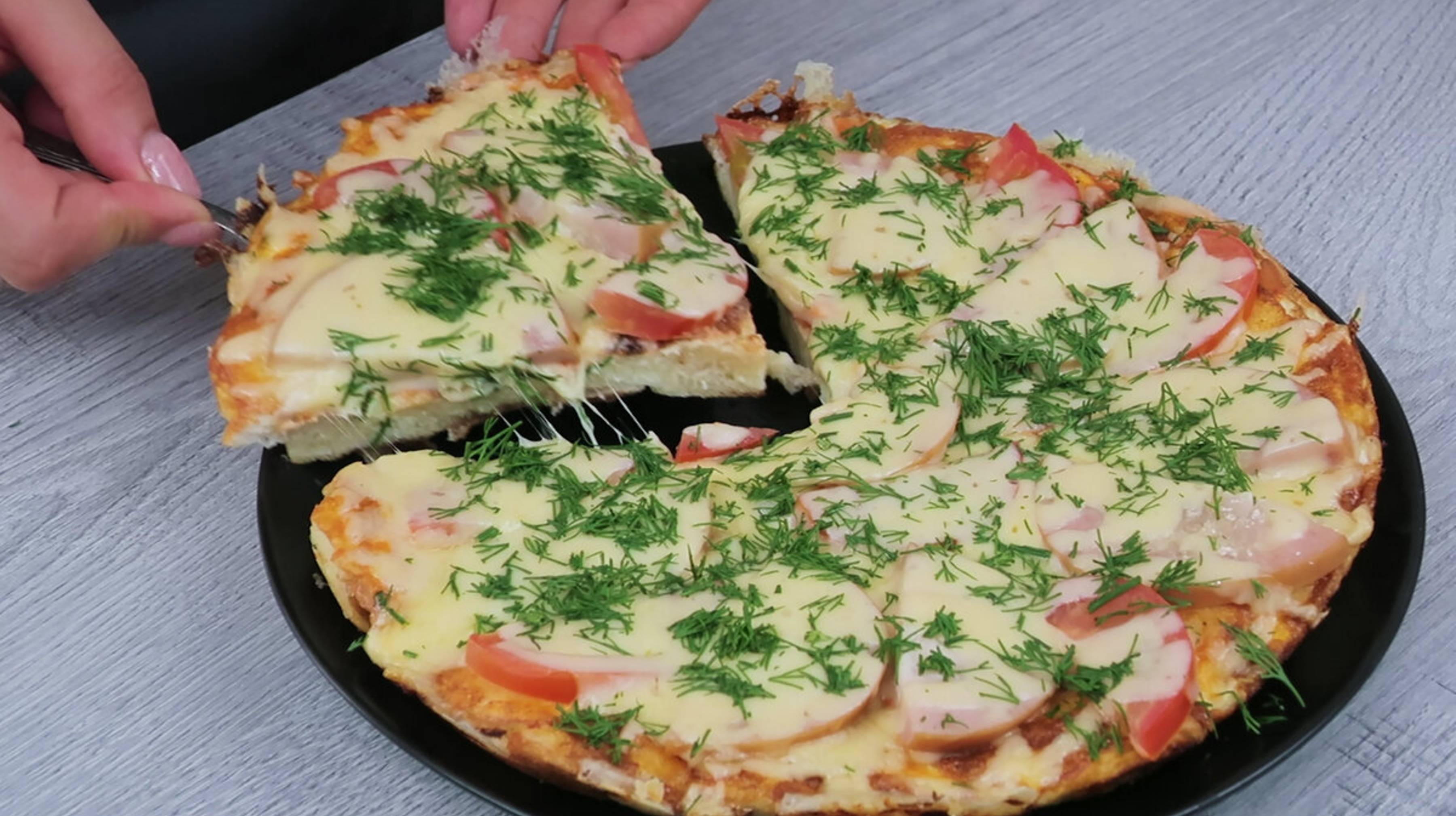 Самый вкусный завтрак это пицца из батона на сковороде! Можно использовать даже вчерашний батон. смотреть онлайн