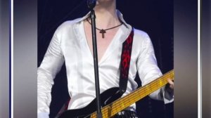 Милая, ты услышь меня... 
Под окном стою я с гитарою...