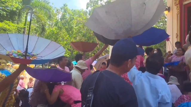 Таиланд. Обряд посвящения в монахи в храмовом комплексе Wat Huay Mongkol смотреть онлайн