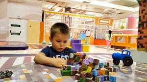 Серёжа в парке развлечений играет в Minecraft