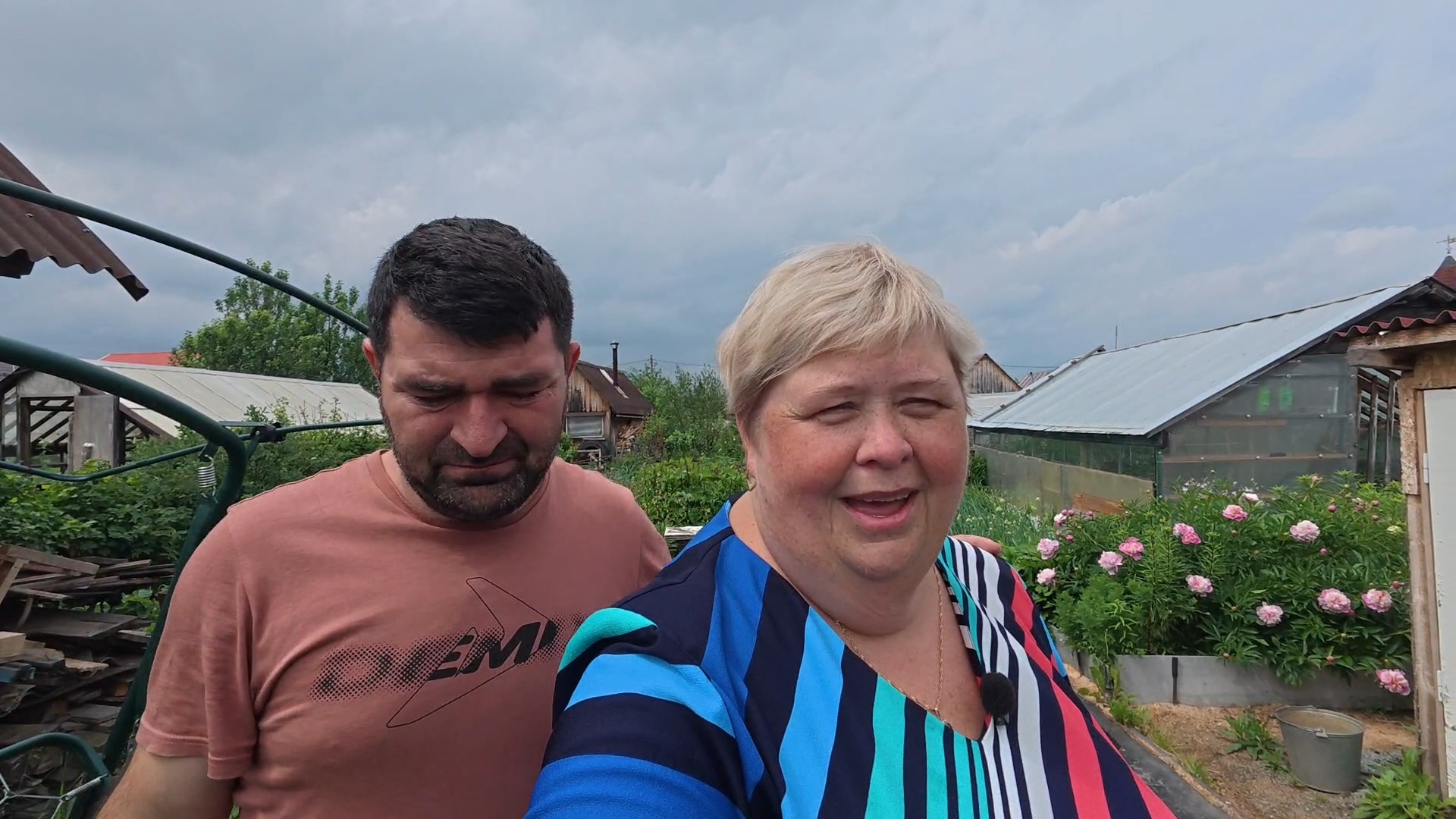 Дачные дела/ косим газон,прибираем в беседке,готовлю обед/. смотреть онлайн