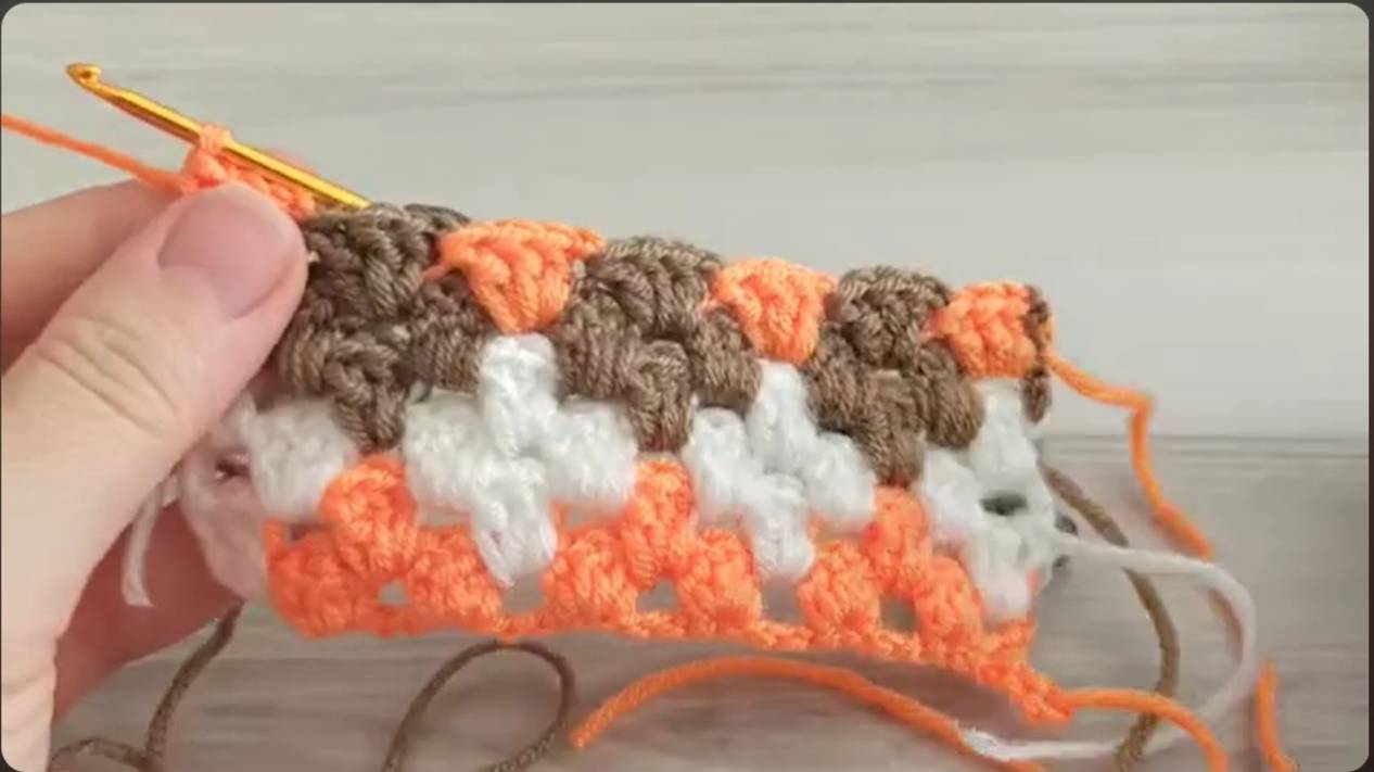 Вяжем крючком узор цветочки 3-х цветные