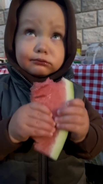 Человек впервые попробовал арбуз смотреть онлайн