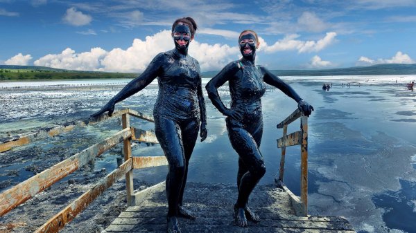 МАЗУТ СНОВА В КРЫМУ? ЛЮДИ ИЗМАЗАЛИСЬ В ЧЁРНОЙ ЖИЖЕ!