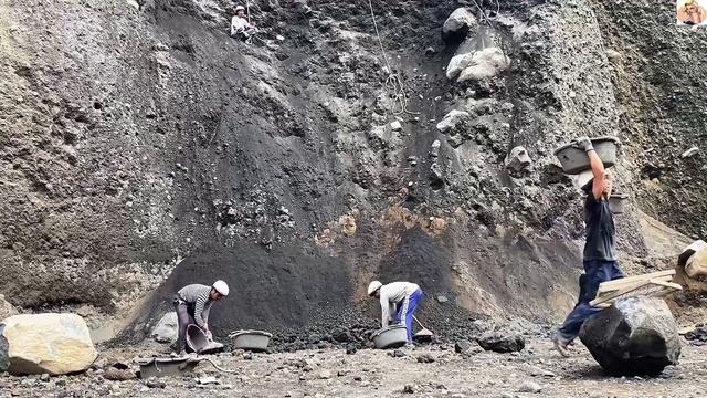 Строительство, шахтёры сбивают камни и песок со стен карьера смотреть онлайн