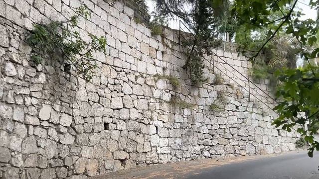 Ялта. Вокруг Собора св.А.Невского. С Садовой на Войкова, Л.Украинки ул. 15.06.25. Крым. Crimea.Yalta смотреть онлайн