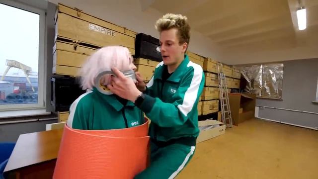 BRUNOЭКСТРЕМАЛЬНЫЕ КАМУФЛЯЖНЫЕ ПРЯТКИ ОТ ИГРЫ В КАЛЬМАРА смотреть онлайн