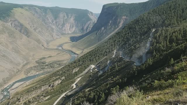 На смотровой площадке - перевал Кату-Ярык (Горный Алтай), 2023 год. смотреть онлайн