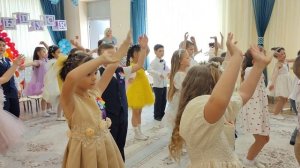 Вход на выпускной утренник
"Чудеса нас оставили"