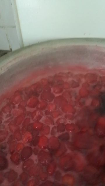 Варю клубничное варенье.