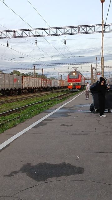 Приезд тепловоза к перону станции.