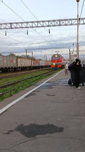 Приезд тепловоза к перону станции.