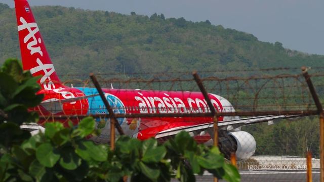Эйрбас А320 авиакомпании Thai AirAsia выруливает на ВПП и взлетает из аэропорта Пхукет.