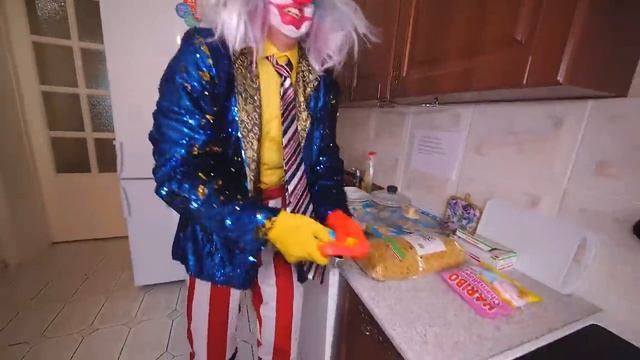 BRUNOСТРАШНЫЙ КЛОУН стал нашей НЯНЕЙ на 24 ЧАСА помогите!!! смотреть онлайн