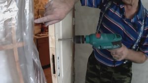 Накладной замок вместо врезного.