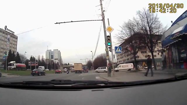 подрезальщик на микроавтобусе 201304-30-19-42-15 5