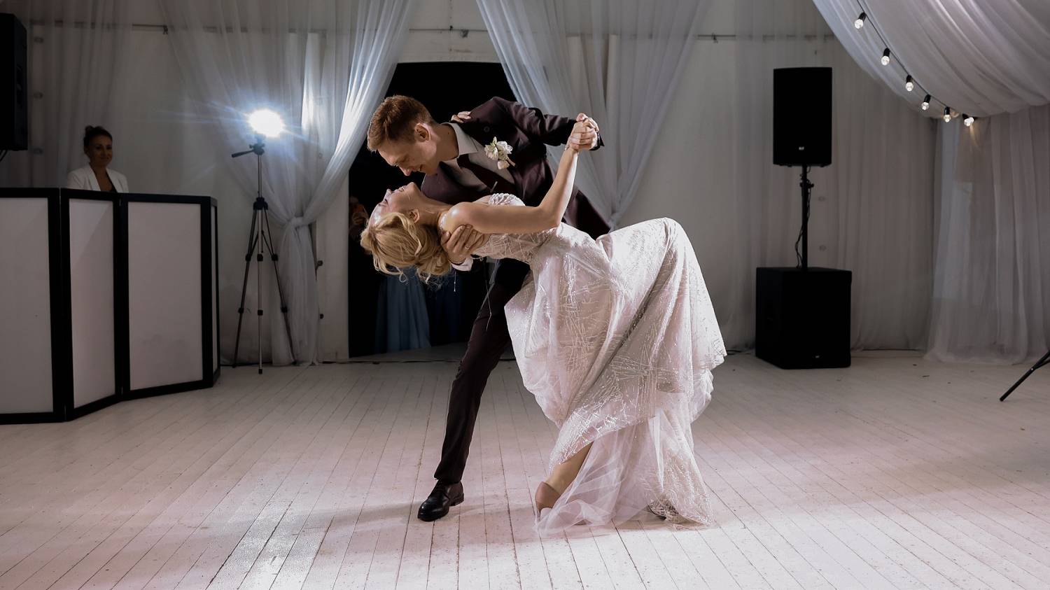 СВАДЕБНЫЙ ТАНЕЦ СО ШЛЕЙФОМ - WEDDING DANCE смотреть онлайн