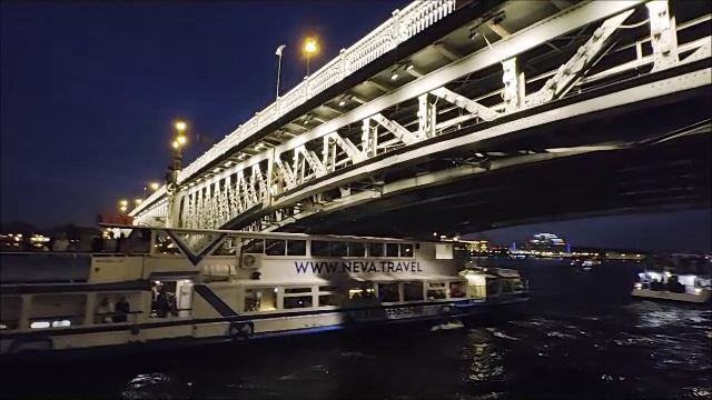 Как мы на кораблике по ночной Неве катались, да мостами разводными любовались смотреть онлайн