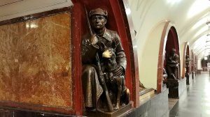 Загадать желание на станции метро Площадь Революции в Москве