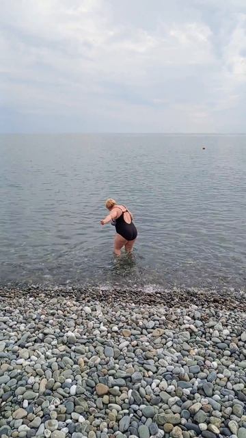 Танюшка заходит в море. смотреть онлайн