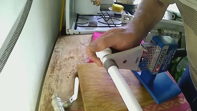 Паяем пластиковый выпуск воздуха из батарей отопления. смотреть онлайн