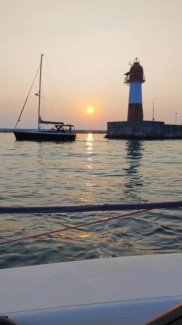 на силе ветра парусной яхты вечером в сочи #сочи #сила_ветра смотреть онлайн