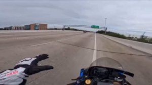 Воблинг на скорости 140 страшно , но видно что байкер опытный и сделал все как надо.