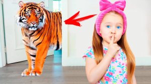 Милана и папа играют с питомцами и устроили домашний зоопарк