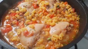 Куриные бёдра, тушёные в овощах. Удобное блюдо, в одной сковороде. Вкусно и полезно.