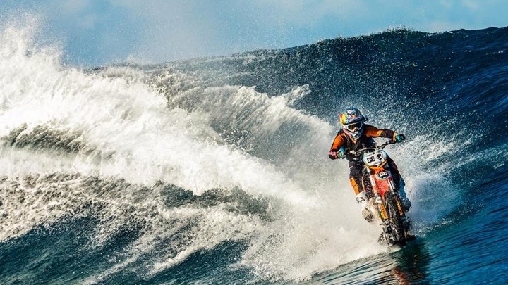 Гонки по воде на мотоцикле 🏍️ смотреть онлайн