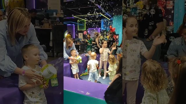 Дети радуются мыльным пузырям. смотреть онлайн