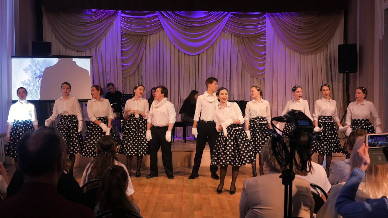 «Снежинки». Музыка И. Дороднова, слова И. Тобольского смотреть онлайн