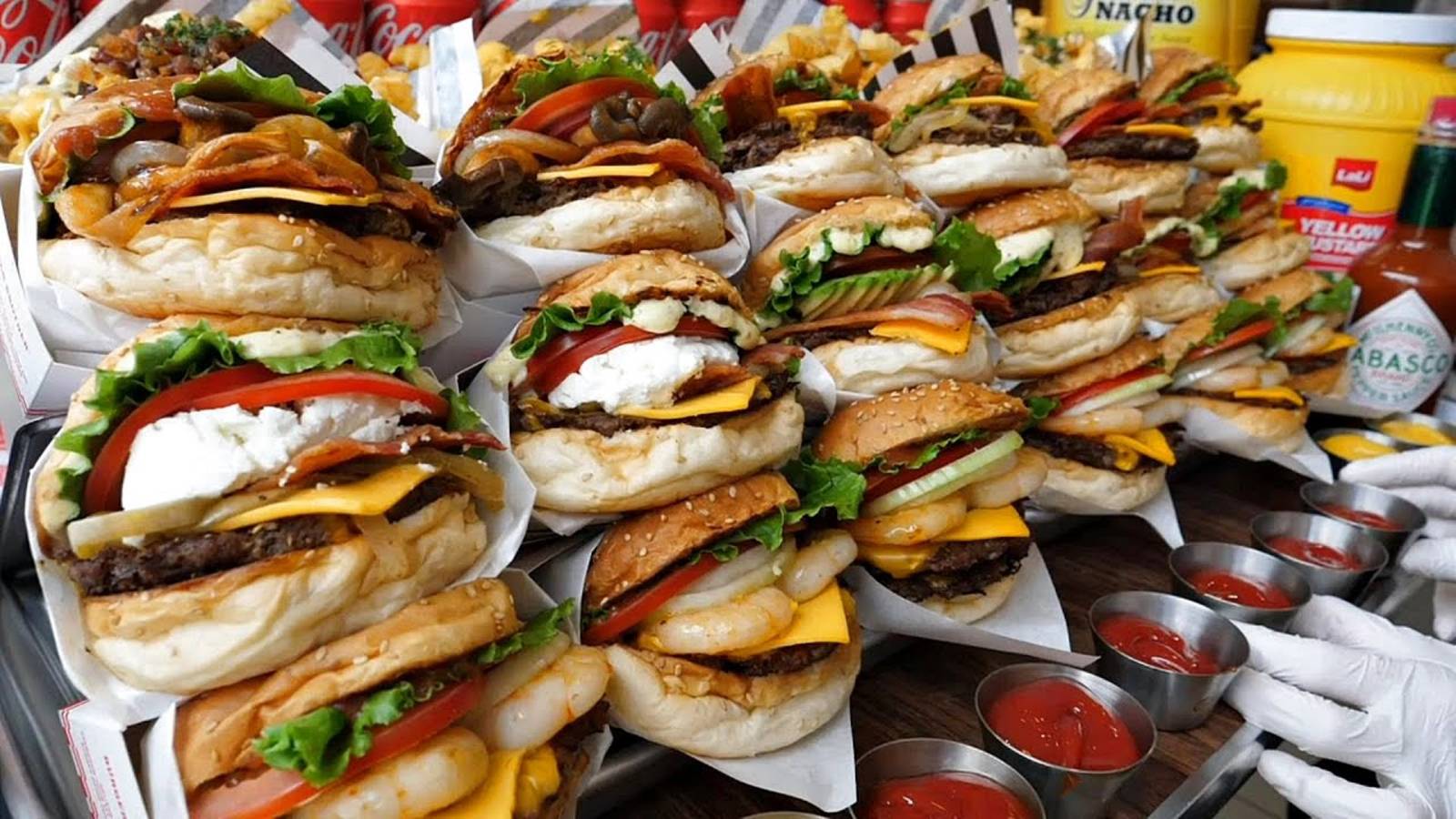 Корейский стритфуд: Нью-йоркские бургеры с беконом — взрыв вкуса! 🍔🔥 смотреть онлайн