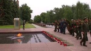 Возложение венка к Могиле Неизвестного Солдата