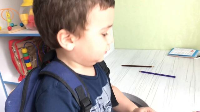 Мирону почти 3 года, пишет и разукрашивает буквы / Влог смотреть онлайн
