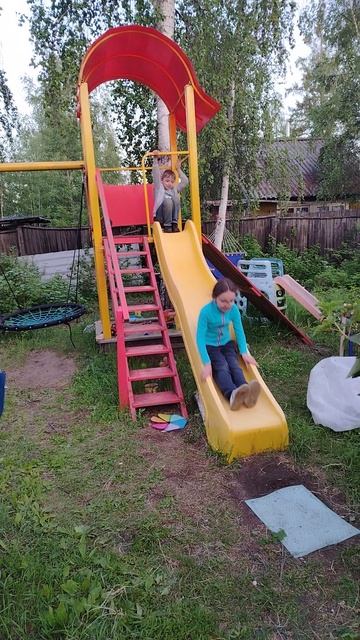 Как скатывается дети окуратно! Скатывайтесь с горки