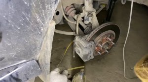 Как прокачать тормоза на PAJERO IO одному.