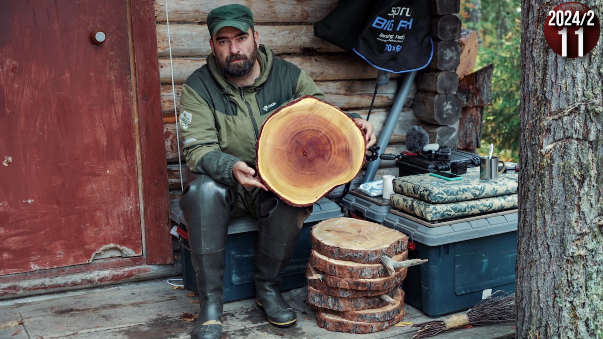 Таёжная жизнь. Дождливая пора. Делаю разделочные доски из кедра. Коптим рыбу. Сушим орехи. 11с
