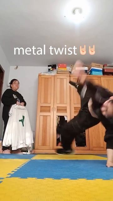 This Guy Just Brought Twist Moves to Metalcore смотреть онлайн