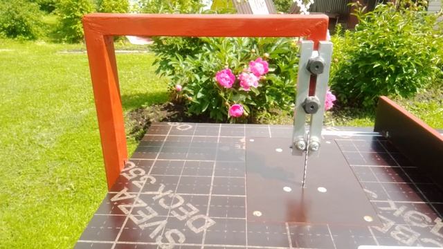 Лобзик встроенный в стол.