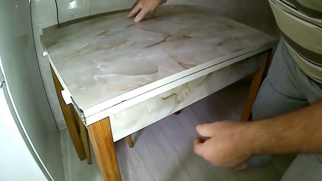 Если столешница стола поцарапалась - просто ПЕРЕВЕРНЁМ столешницу. смотреть онлайн