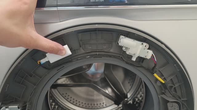 Диагностика и ремонт люка дополнительной загрузки AddWash (EcoBubble) стиральной машины Samsung смотреть онлайн