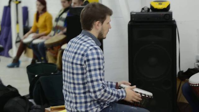 Урок игры на африканских барабанах(2)