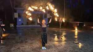 Огненное шоу под дождём.