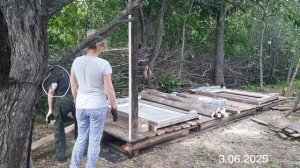 Делаем стойки и окна в дровнике.