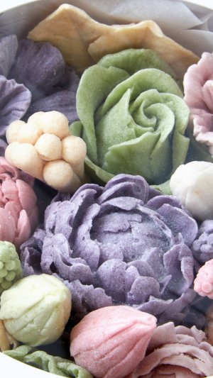 Композиция из зефирных цветов в коробке M (16см) в подарочном пакете